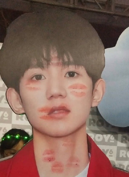 明星画报被偷亲,蔡徐坤吴亦凡满脸唇印,而王