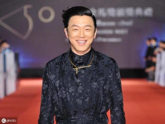 黄渤出席公安部发布会鞠躬致谢,情商到底有多