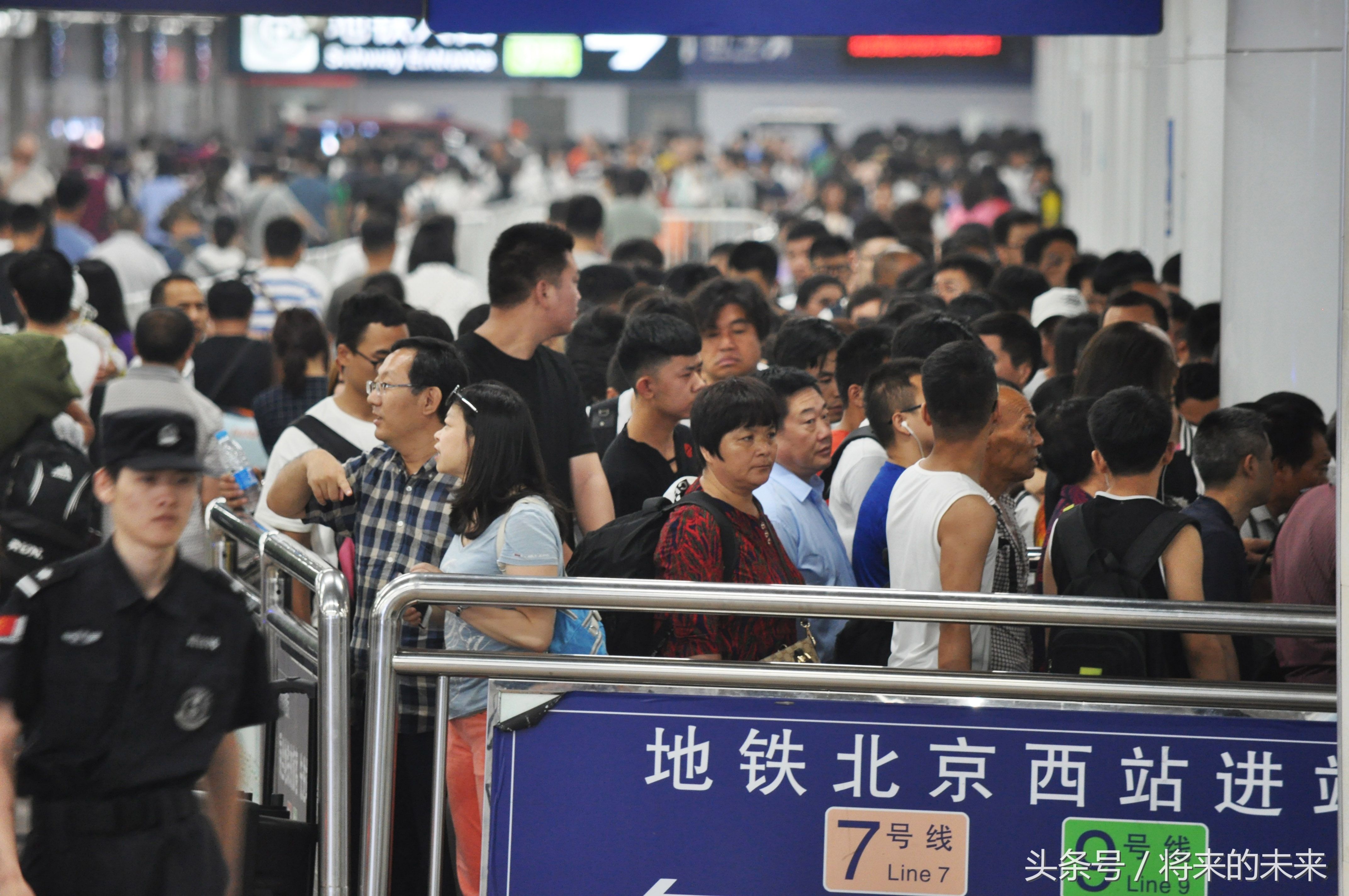 假期北京西站进入赏人模式,数百万游客挤爆地
