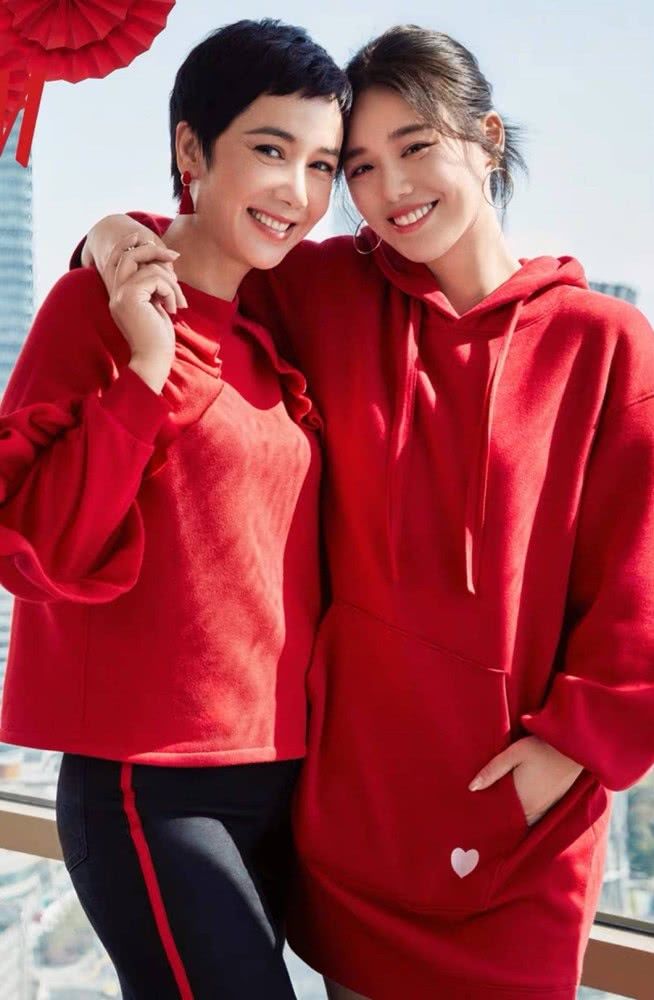 马思纯晒与小姨蒋雯丽同框大片 被赞似姐妹