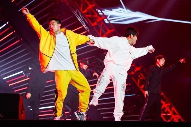 2018网综届 “年度创制团队”奖花落灿星制作,韩宇现场致谢导演