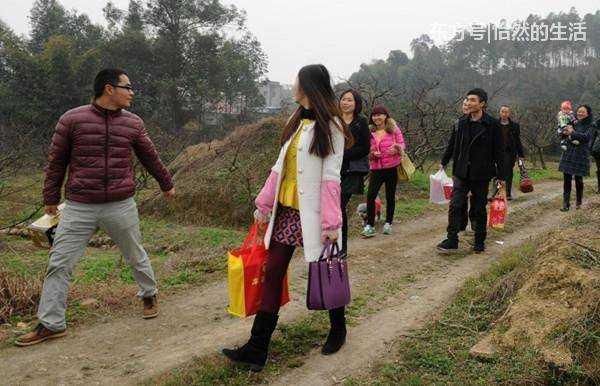 离婚后我带女儿回家过年，饭桌上女儿夹了块肉，弟媳将我赶出家门