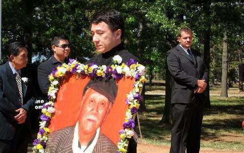 原来成龙的父亲背景这么不简单,真名背后有这