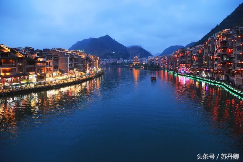 凤凰古城又出收费舆论，比起免门票的千年小镇，它迟早玩完自己