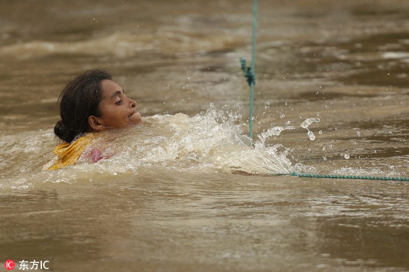 洪都拉斯移民大军继续向美挺进 冒险渡河激流