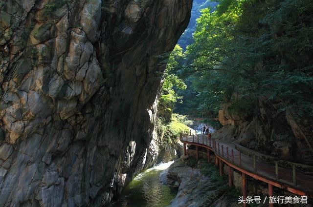 距西安约2小时路程,有个天然的彩虹瀑布,每天仅有5小时观赏时间