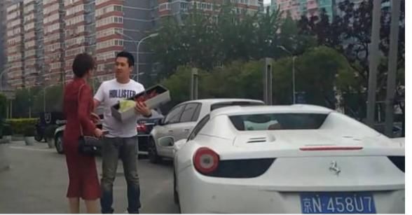 车手开豪鲜花视频美女搞笑最捧美女追对方,座驾男子是千万法图片