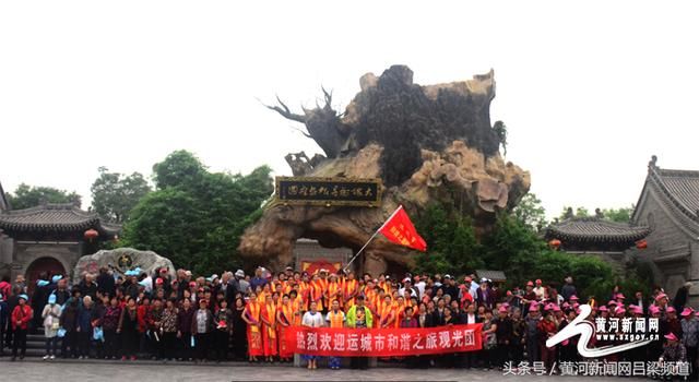 旗袍爱好者洪洞大槐树展示传统文化之美