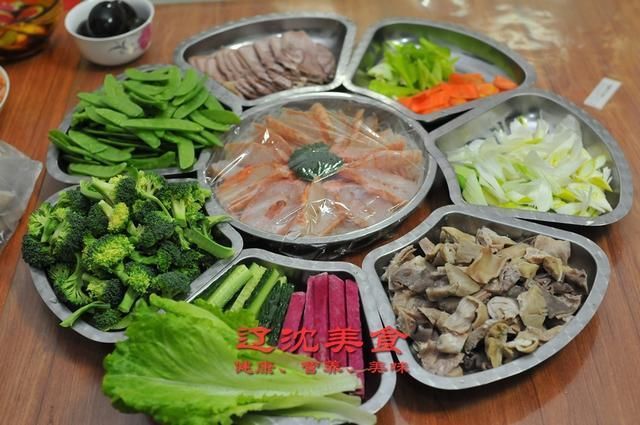猪皮冻搭配什么凉拌 t01b37b556ac67e90f3.jpg