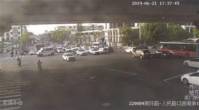 闯红灯横穿斑马线,120救护车撞死六旬骑车老人! 乐虎国际APP官网下载