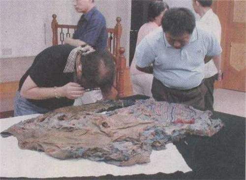 孙殿英盗掘慈禧墓,随手丢弃的一件东西,被专家