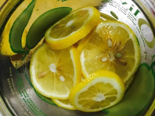 柠檬片泡开水,是干的柠檬好还是鲜柠檬泡水好