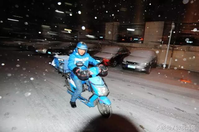 12℃+突降“暴”雪的夜晚，青岛那些不着急回家的人……致敬！