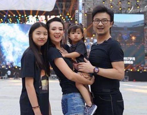 章子怡谈到大女儿激动落泪,网友称她为最美后