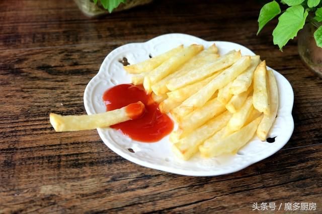 在家过六一,炸盘薯条当零食,少放油更健康,一盘不够再来一盘!