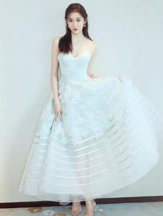 关晓彤再次穿起了白裙,咋看着像盘蚊香,鹿晗