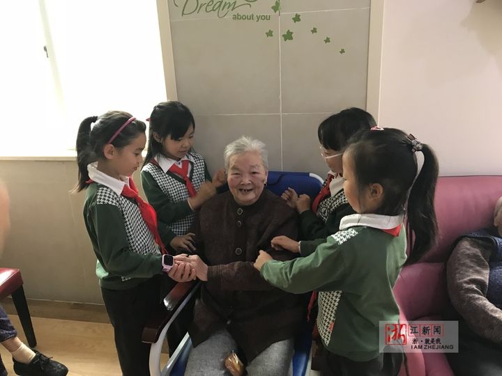 小爱传大爱 杭州江南实验学校爱心义卖暖人心