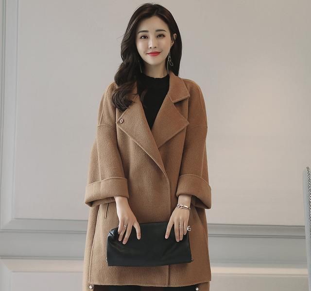 聪明人都不再买毛衣了,今年流行这样穿外套,借