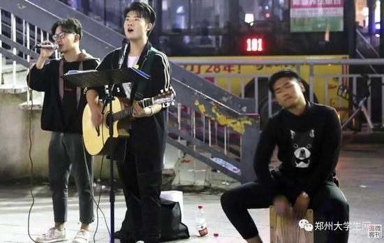 河南大学生建乐队街头卖唱 从被驱赶到接商演