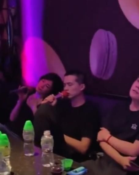 王菲KTV约唱小鲜肉，全程紧挨心情好，网友：谢霆锋知道吗？