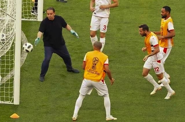 无人可用!突尼斯主帅训练中着便装客串门将