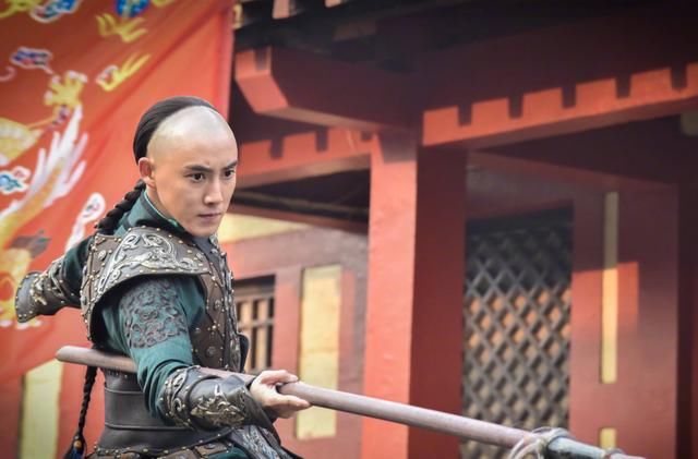 16岁北上闯荡,曾获称中戏校草,出道走红褒贬不