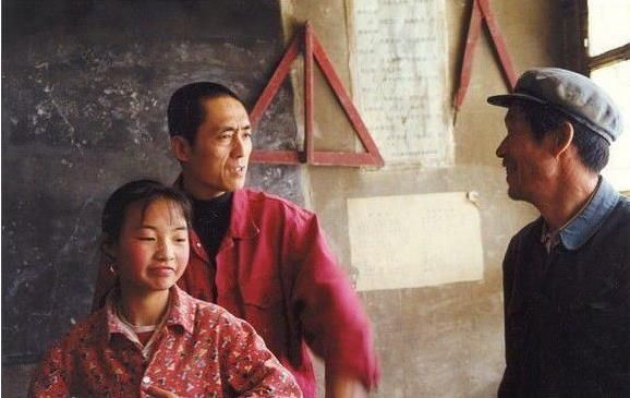 13岁农村女孩,被张艺谋看上一夜成名,如今定居