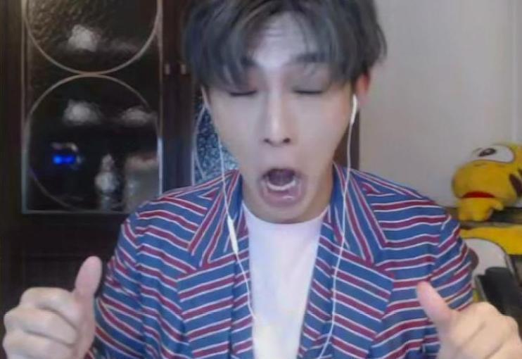 不求人和明星吃鸡,炎亚纶说吉利服是草服,直