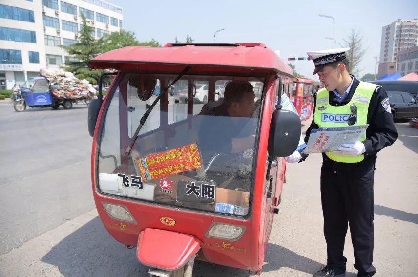 临沂交警整治摩托车、三轮车交通违法行为 持