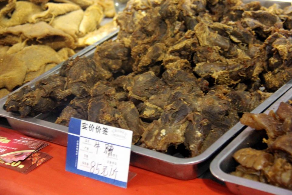 这一斤生牛肉40元，还有不少市民等着买