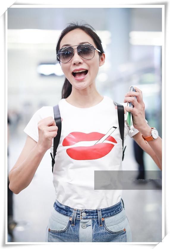 韩雪现身机场,双肩包减龄,更特别的是T恤上它