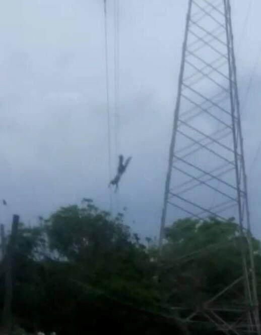 男子因抑郁症爬上高压线塔想自杀,后改变主意要下来时触电身亡