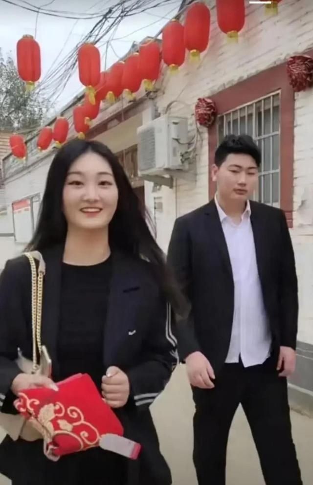 大衣哥儿媳回门宴造型曝光，唇红齿白身材高挑，比新婚造型还好看