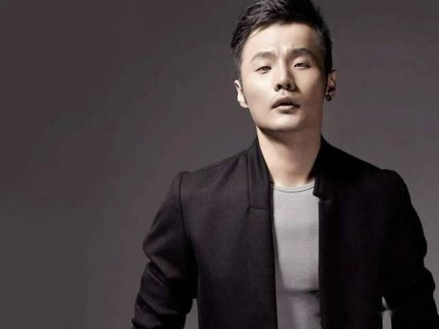 李荣浩表示小时候眼睛大，本以为他开玩笑，看到照片更搞笑了