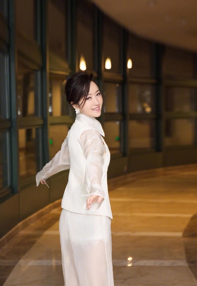 48岁杨钰莹终于换发型!白色套装时尚减龄,薄纱