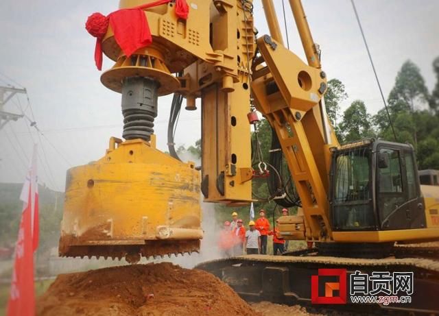 成宜高速全线第一根墩柱完成浇筑