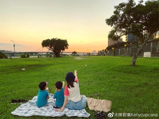 陈若仪带儿子们看夕阳,孩子吃冰淇淋弄脏嘴,冲镜头发懵太可爱