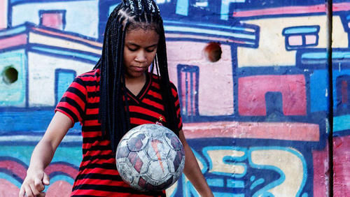 群像|巴西贫民窟少女球队:足球,带我们远离子弹
