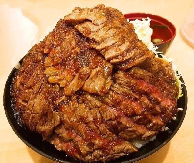 日本这家“牛肉盖饭”里的牛肉竟然比饭还要多！太幸福了吧！