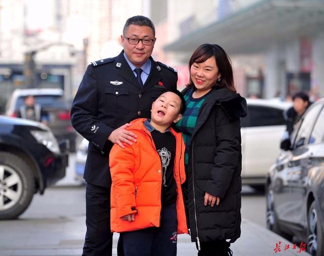 这个春节，他终于有时间和家人一起旅游了