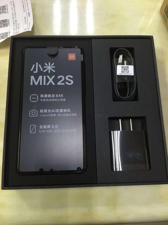 小米mix2s开箱上手:这手机的颜值咋样,给它几