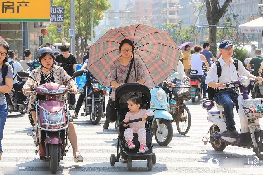 组图：38℃！福州现历史同期最高温网友调侃不会“白”活