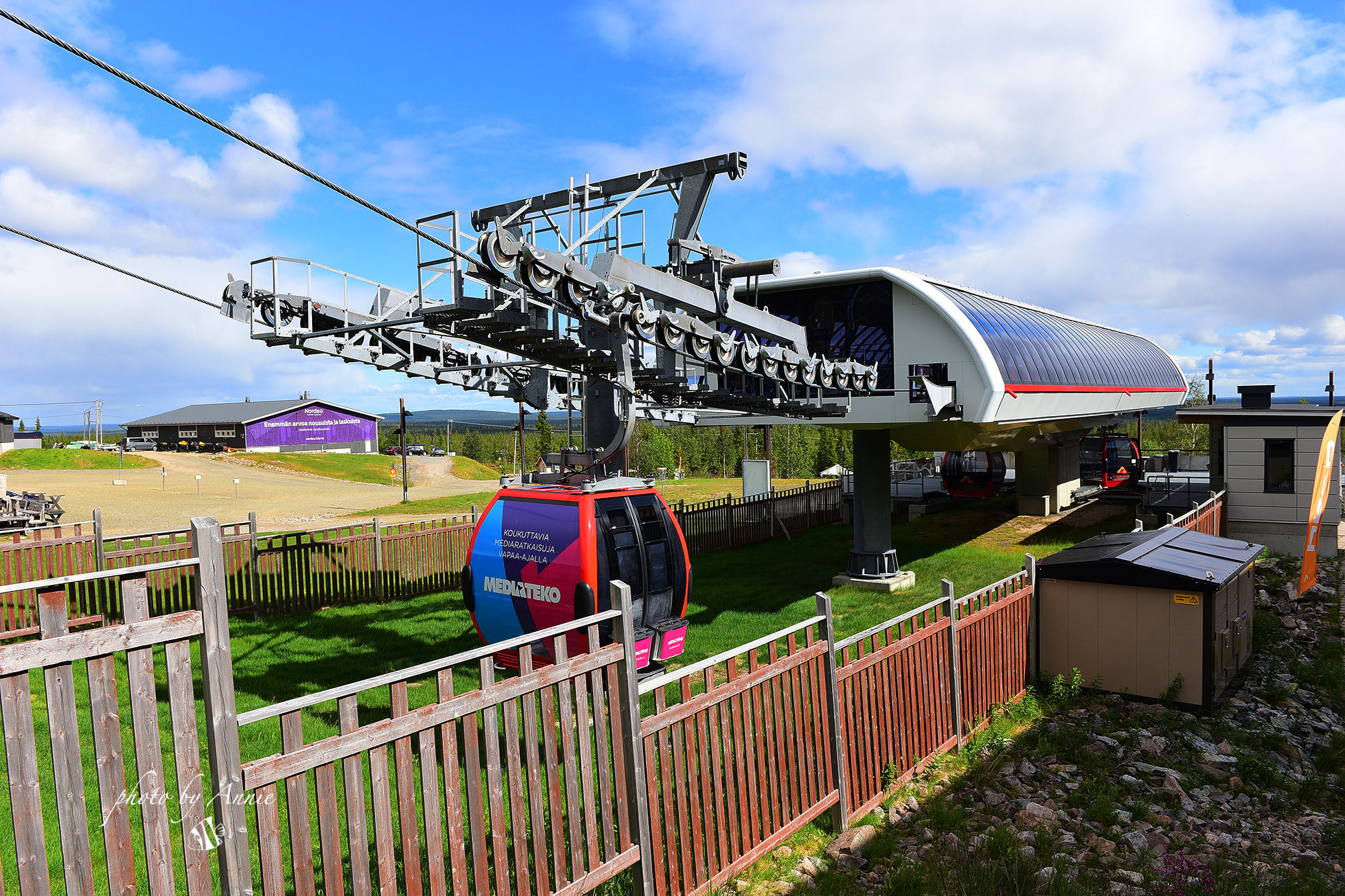 震惊:1100个当地人，2.3万个床位，每年30万游客，怎么做到的?