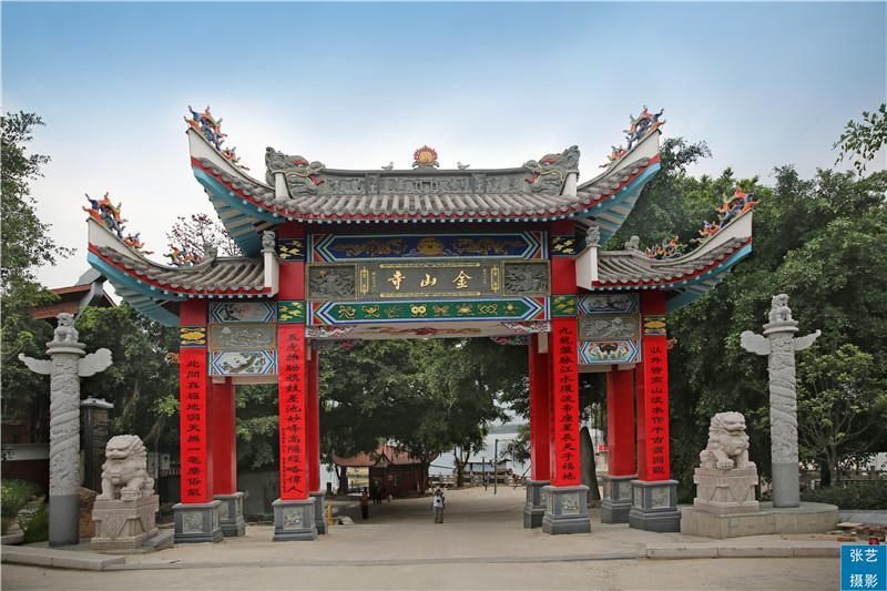 5元钱摆渡船才能到达，中国唯一屹立在江中寺庙