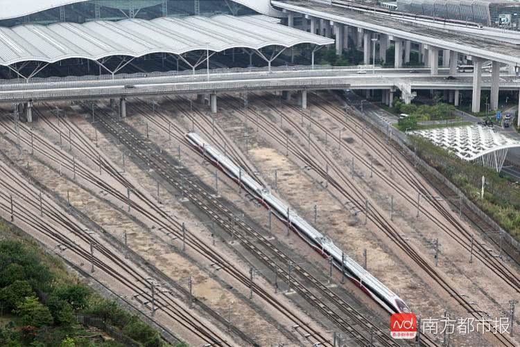 港铁列车首进内地，全程运行1小时18分