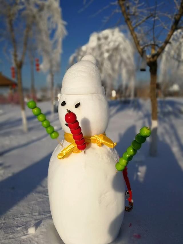 兵哥哥休假带孩子堆的雪人萌化了!