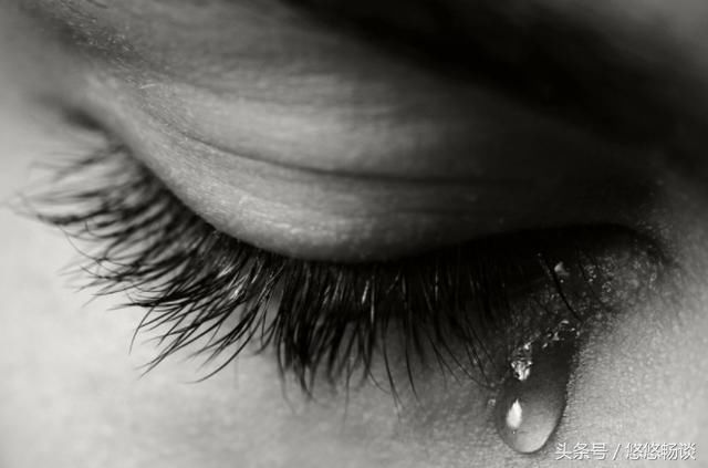 给儿媳厚红包当改口费，她叫我阿姨，我摔烂茶杯，看到儿子我愣了