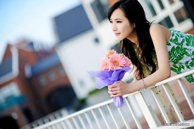 旅途中遇到的手捧花朵的女孩