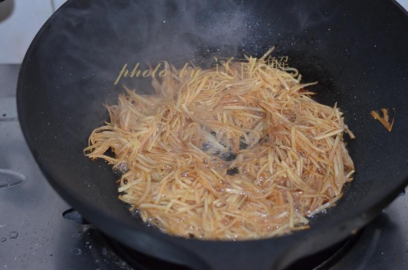 用土豆和鸡蛋，就这样简单的煎了，好看又好吃！