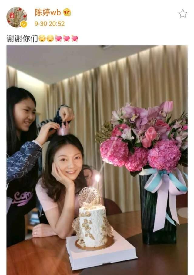 张艺谋娇妻陈婷庆39岁生日，生三娃状态依旧少女，戴婚戒秀恩爱